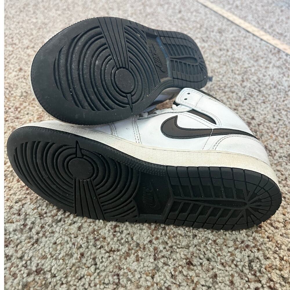 Boys Air Jordan Sneakers, Size 4.5, Black/White, High Top - Picture 4 of 5